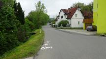 Blick auf die Wanderstrecke - kurz auf der L5339 in Gassen  